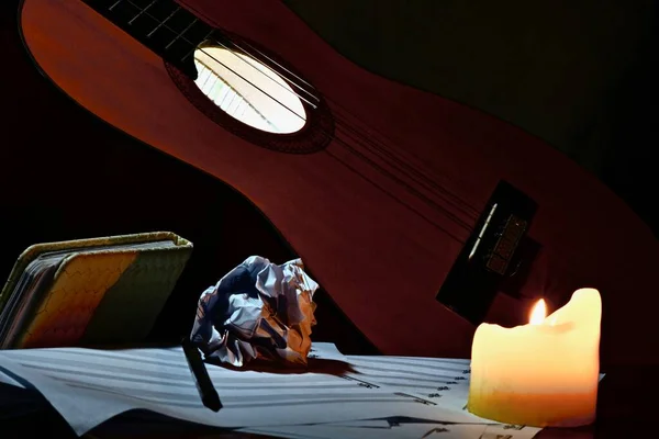 Ciało Gitary Klasycznej Ciemności Świecą Palącą Się Przed Nim Drążącą — Zdjęcie stockowe