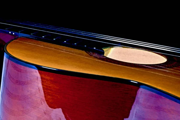 Cuerpo Guitarra Clásica Primer Plano Con Cuerdas Brillantes Voz Oscuridad —  Fotos de Stock