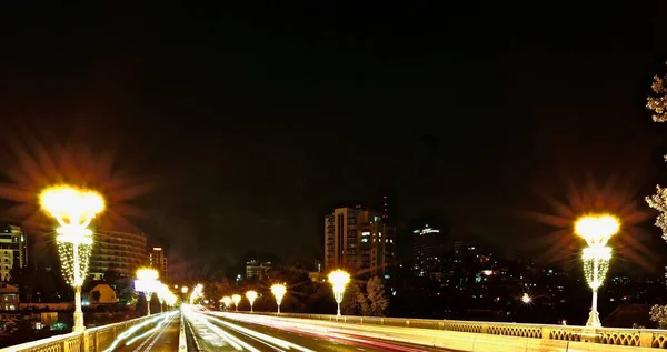 Автомобільна Доріжка Тротуаром Нічному Місті Освітленими Вуличними Ліхтарями Збоку — стокове фото