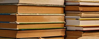 Protipolozhnymi bağlayıcı partiler düzensiz dizilmiş eski kitap çeşitleri