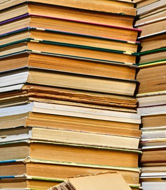 Protipolozhnymi bağlayıcı partiler düzensiz dizilmiş eski kitap çeşitleri