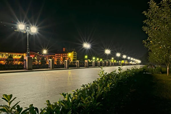 Ухоженный Широкий Тротуар Гладкой Плитки Фонарями Освещенном Ночном Городе — стоковое фото
