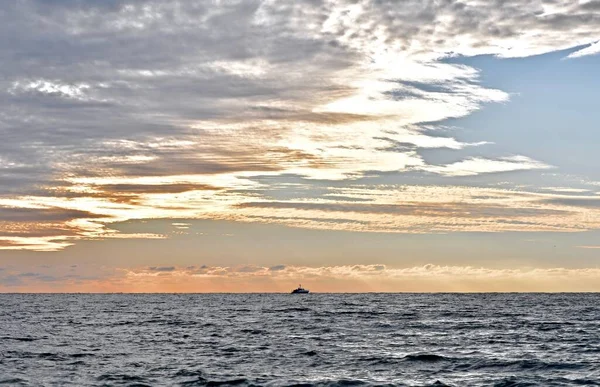 Seascape Gray Sea Cloudy Sky Ship Horizon Sunset — Stock Photo, Image