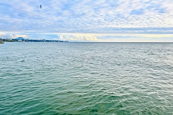 Морской Пейзаж Облачно Голубым Небом Закате Горным Городом Горизонте — стоковое фото