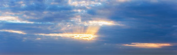 Panorama Hintergrund Himmel Sonnen Strahlen dramatische Wolken — Stockfoto