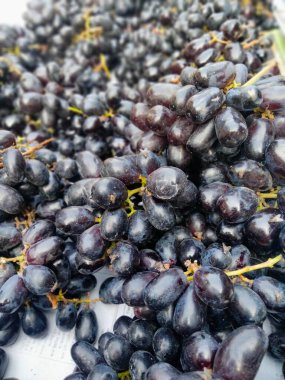 Siyah üzümler kuru üzümden, üzümlerden, resimlerden, üzümlerden yoksundur.