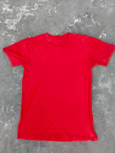 Model için tişört resmi. Tişört modeli ücretsiz indirme, siyah tişört modeli ücretsiz indirme, modelsiz tişört modeli, kırmızı t-shirt, yeni tasarım tişört, kırmızı gömlek, kırmızı renk tişört