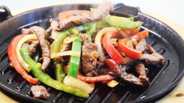 yağsız et ve sebze tarifleri yuvarlak sığır eti ve sebze tarifleri en iyi et ve sebze kombinasyonları, karışık sebzeli biftek ile sebze kızartması, biftek tarifleri, sığır kızartması, karışık sebze sosu,