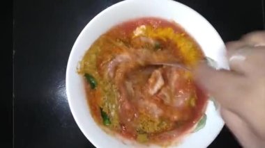 Baharatlar yemek pişirmek için karıştırılıyor.