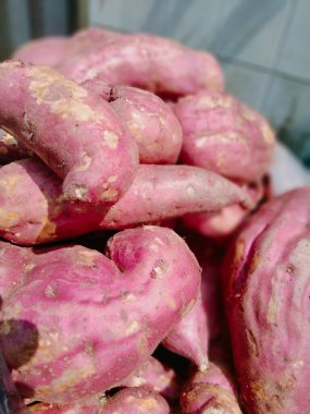 Bir yığın taze çiğ patates.