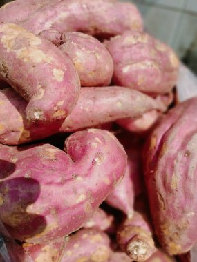 Bir yığın taze çiğ patates.