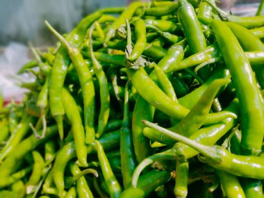 Yeşil biber, yeşil biber, yeşil panoramik çekim ve beyaz arka planda tam biber.