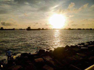 Chittagong 'da gün doğumu, gün doğumu, gün batımı. Güneşin doğuşu resimleri sabah