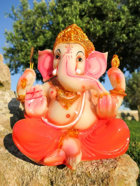 Ganesha bir kayanın üzerinde