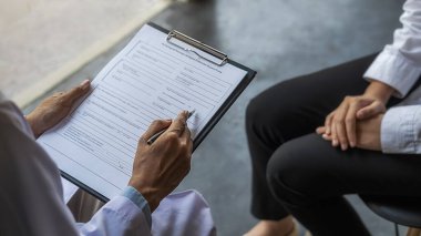 Psikiyatrist ya da profesyonel psikolog, klinikte ya da akıl hastanesinde teşhis muayenesi ya da akıl hastalığı üzerine danışmanlık yapıyor. Tıbbi ve Sağlıklı hizmet kavramı.