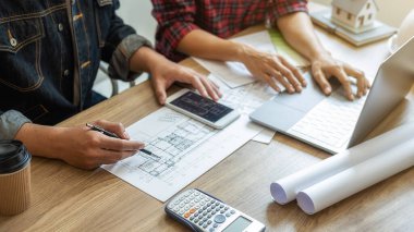 Mühendis ya da mimar takım çalışması. İnşaat projesi üzerinde çalışıyorlar. İnşaat konsepti.