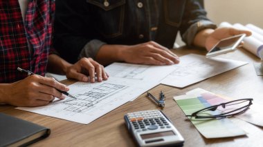 İç mimar ve mimar, ofis renklendirme seçimi için renkli kumaş örnekleri şeması seçiyorlar. İnşaat konsepti.