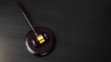 Yargıç tokmağı mahkeme salonunda siyah masanın üzerinde. Adalet, Hukuk, Avukat ve Mahkeme Hâkimi kavramı.