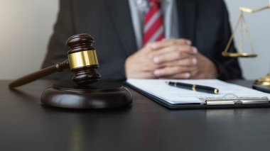 Profesyonel avukat, mahkeme salonundaki sözleşme belgeleriyle düşünüyor. Adalet, Hukuk, Avukat ve Mahkeme Hâkimi kavramı.