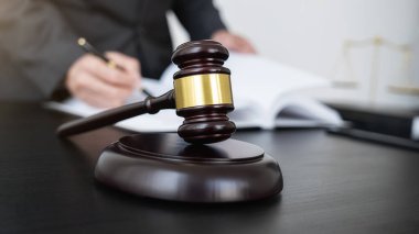 Profesyonel avukat, mahkeme salonundaki sözleşme belgeleriyle düşünüyor. Adalet, Hukuk, Avukat ve Mahkeme Hâkimi kavramı.