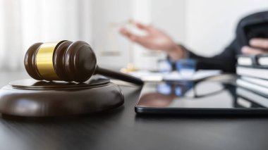 Profesyonel avukat, mahkeme salonundaki sözleşme belgeleriyle düşünüyor. Adalet, Hukuk, Avukat ve Mahkeme Hâkimi kavramı.