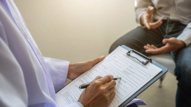 Psikiyatrist ya da profesyonel psikolog, klinikte ya da akıl hastanesinde teşhis muayenesi ya da akıl hastalığı üzerine danışmanlık yapıyor. Tıbbi ve Sağlıklı hizmet kavramı.