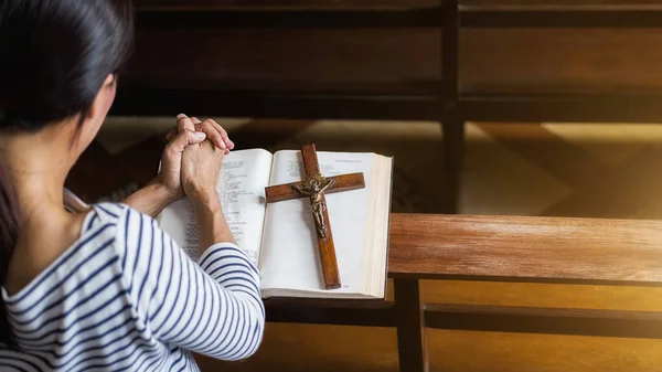 Mujer Cristiana Rezando Santa Biblia Cruz Madera Iglesia Pública Mujer — Foto de Stock