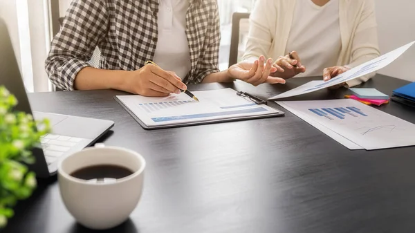 Business Team Brainstormen Bespreken Met Financiële Gegevens Rapport Grafiek Werkconcept — Stockfoto