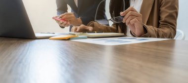 Ekonomik veriler ve rapor grafikleriyle beyin fırtınası yapıp tartışıyorlar. Takım çalışması çalışma konsepti.