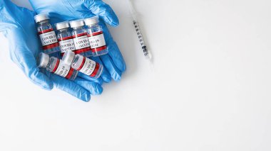 Covid-19 Coronavirus aşı şişesi doktor elinde. Covid-19 Coronavirus Kavramı 'na karşı savaş.