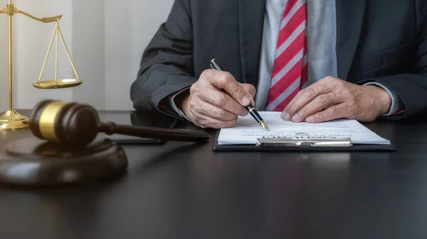 Profesyonel avukat, mahkeme salonundaki sözleşme belgeleriyle düşünüyor. Adalet, Hukuk, Avukat ve Mahkeme Hâkimi kavramı.