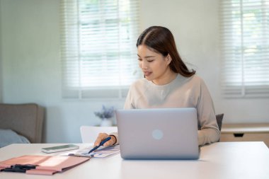 Sevgili anne ve küçük kız oturma odalarında birlikte vakit geçiriyorlar..