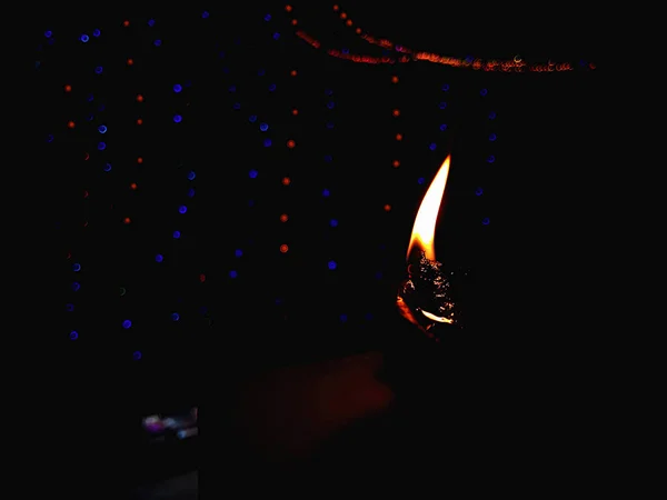 Happy Diwali カラフルな粘土Diyaランプは バックグラウンドで照明ボケ効果と夜の前景にDiwaliお祝い中に点灯 — ストック写真