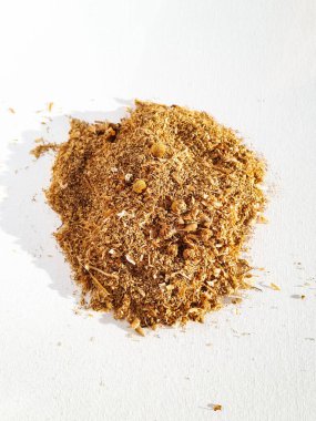 Kurumuş papatya çayı yaprakları ve çiçekler beyaz arka planda güneş ışığında