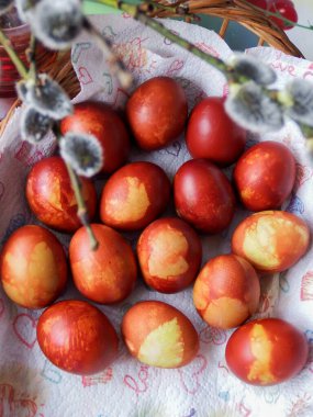 Ev yapımı geleneksel Paskalya yumurtası boyası. Farklı yapraklar, bitkiler ve çiçekler kullanarak. Yaprak ve çiçek deseni.