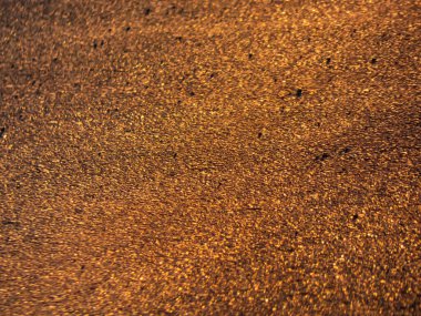 Güzel altın ve pembe günbatımının asfalta yansıması - kasten bulanık ve dokulu arkaplan