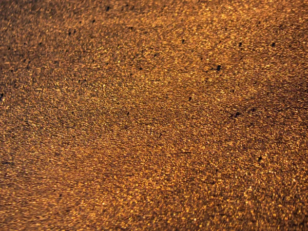 Güzel altın ve pembe günbatımının asfalta yansıması - kasten bulanık ve dokulu arkaplan