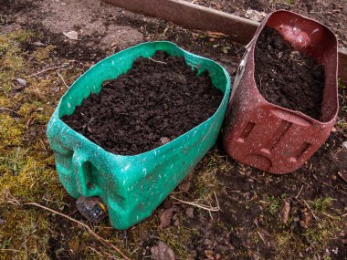 İki plastik kutu ikiye bölündü ve yeniden kullanıldı ve bahçede toprakla doldurulmuş saksılar ya da ekiciler olarak yeniden kullanıldı. Bahçe işleri ve tohum ekme.