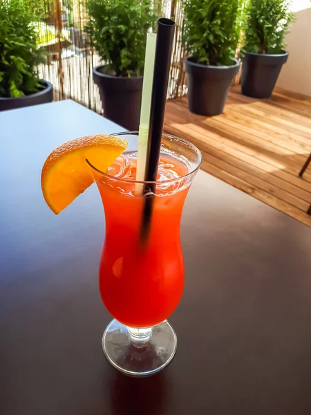 Ποτήρι Πορτοκαλιού Κόκκινο Αλκοολούχο Ποτό Κοκτέιλ Καλοκαιρινές Δονήσεις Ρούμι Malibu — Φωτογραφία Αρχείου