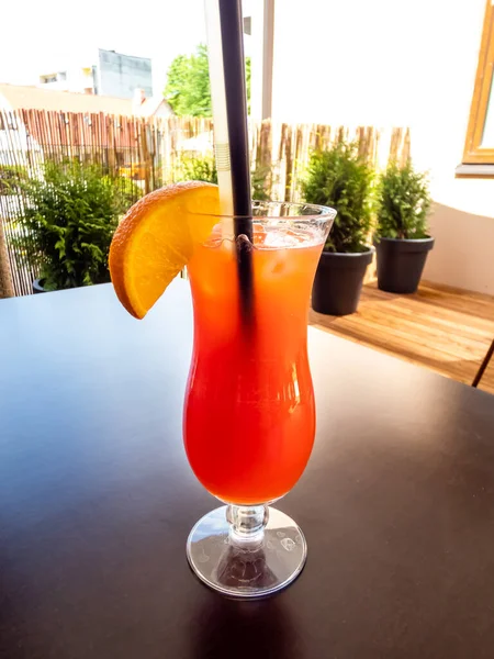 Copo Laranja Bebida Alcoólica Vermelha Cocktail Summer Vibes Rum Malibu — Fotografia de Stock
