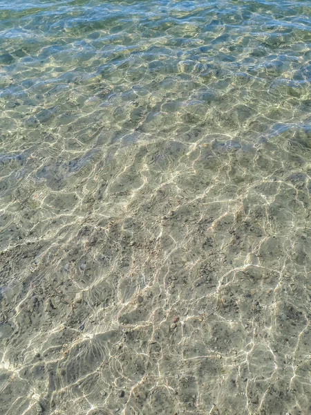 Υφή Κρυστάλλινου Διάφανου Νερού Λεπτή Λευκή Βάση Άμμου Φωτεινή Αντανάκλαση — Φωτογραφία Αρχείου
