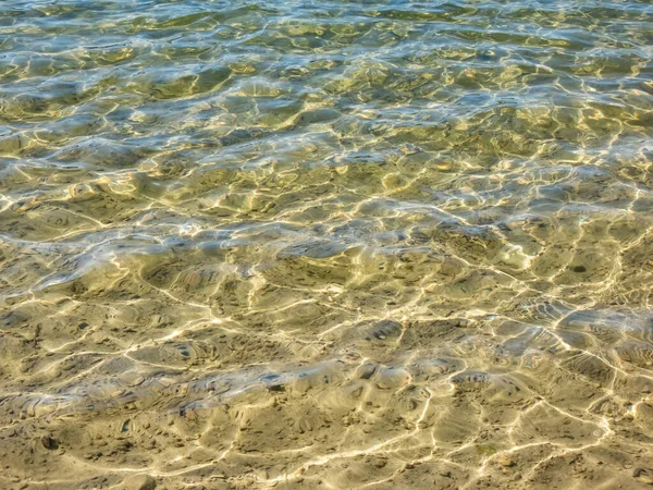 Textur Kristallklart Ljusblå Transparent Vatten Med Fin Vit Sand Bas — Stockfoto