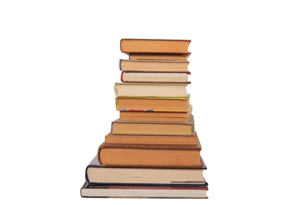 farklı boyutlarda beyaz bir arka plan üzerinde yığılmış kitaplar