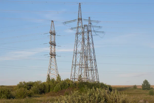 Elektrik yüksek gerilim direkleri üzerinde düz yan görünüm