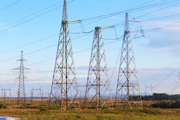 Elektrik yüksek gerilim direkleri üzerinde düz yan görünüm