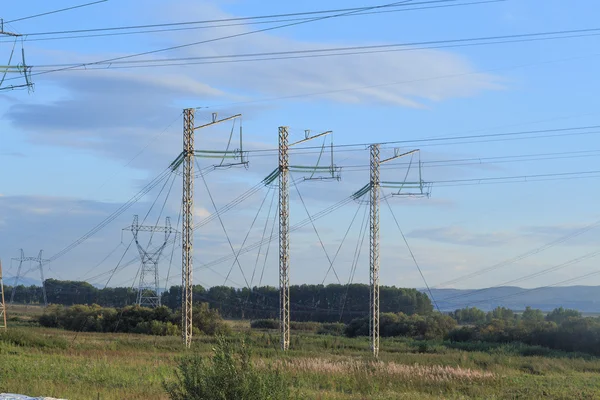 Elektrik yüksek gerilim direkleri üzerinde düz yan görünüm