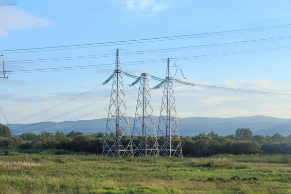 Elektrik yüksek gerilim direkleri üzerinde düz yan görünüm