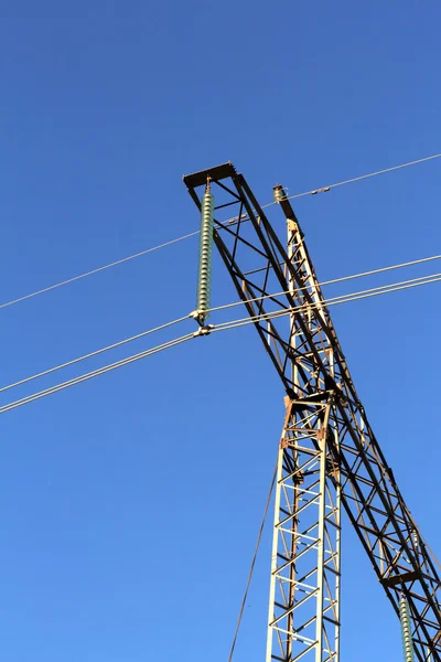 Elektrik yüksek gerilim direkleri üzerinde düz yan görünüm