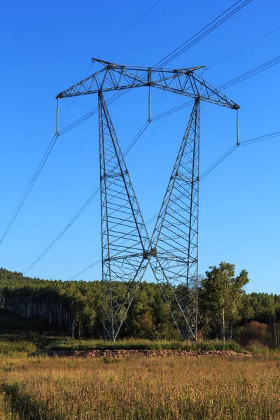 Elektrik yüksek gerilim direkleri üzerinde düz yan görünüm