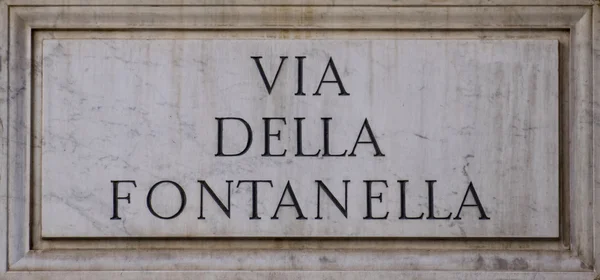 Pequeña calle de la fuente en Roma — Foto de Stock